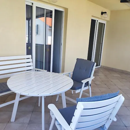 Apartament Kampor Damira